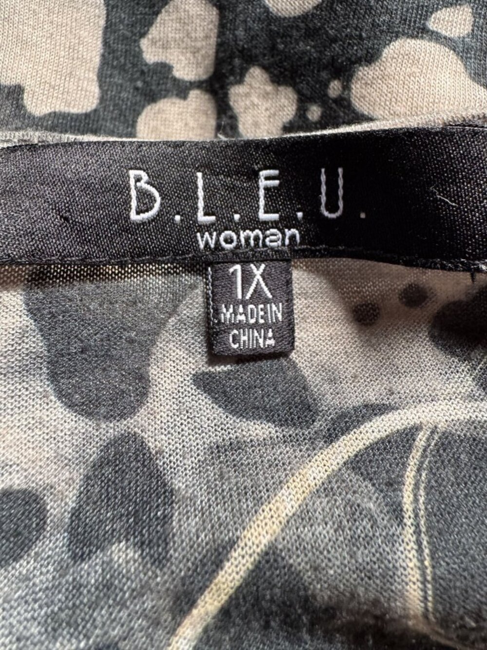 B.L.E.U. Womens 1X Embellished Floral Tunic Top Short Sleeve V-Neck Lightweight - Picture 9 of 16